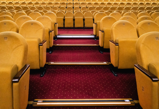 Аншлаг на &laquo;Горничную&raquo;: жители Сургута скупают даже самые дорогие билеты в ВИП-залах