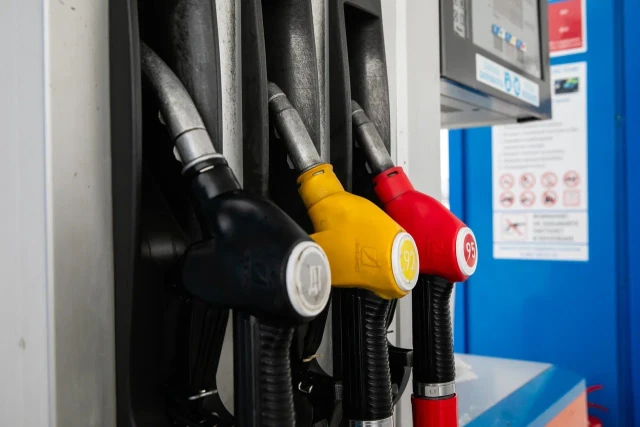 Газпромнефть собирает километровые очереди из-за самого дешевого бензина в Сургуте Газпромнефть собирает километровые очереди из-за самого дешевого бензина в Сургуте