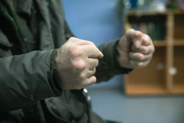 Покупатели против сотрудников: потасовку у супермаркета засняли в Сургуте