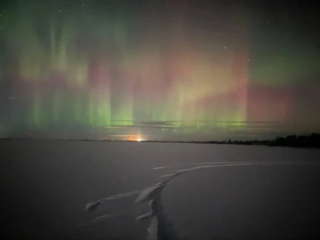​Северное сияние необыкновенной красоты озарило небо над ХМАО