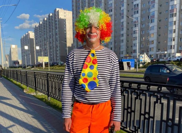 В Сургуте уличный клоун завоевывает любовь горожан