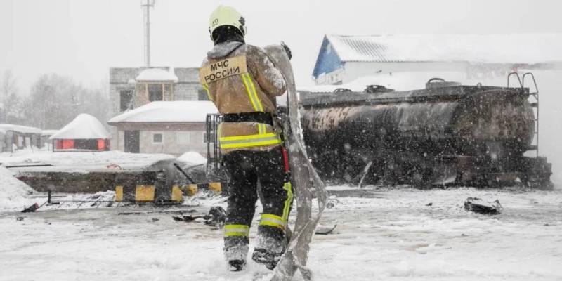 Прокуратура начала проверку после возгорания бензовоза у заправки в ХМАО