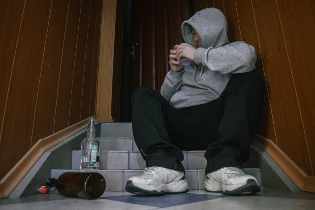 ​Маргиналы кошмарят соседей пьяными драками, потопами и следами крови в Нижневартовске