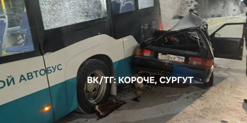 Водитель легковушки залетел под автобус в Сургуте