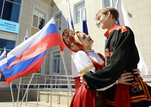 ​В Сургутском районе прошла массовая свадьба в преддверии Дня семьи, любви и верности