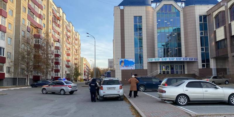 Эвакуация проходит в крупном ТЦ Сургута, где занимаются студенты колледжа
