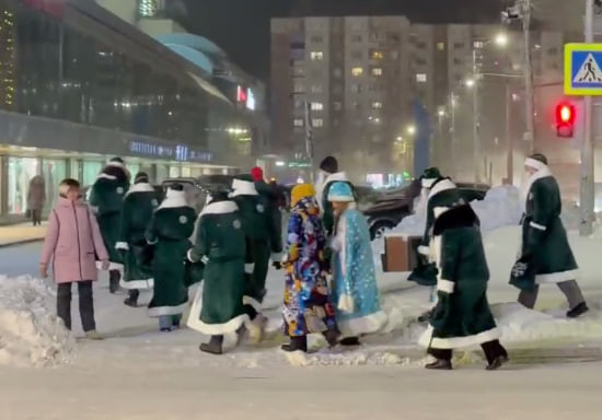 ​Шествие Дедов Морозов прошло в центре Сургута. ВИДЕО