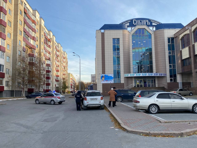 Эвакуация проходит в крупном ТЦ Сургута, где занимаются студенты колледжа Эвакуация проходит в крупном ТЦ Сургута, где занимаются студенты колледжа
