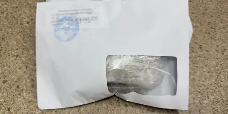 ​Молодых наркокурьеров с крупной партией наркотиков поймали в Сургутском районе