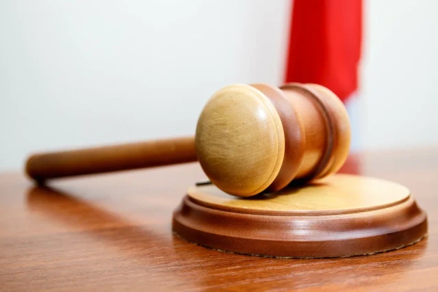Отсудить 1,5 миллиона рублей у поджигательницы местной администрации пытается мэрия Мегиона