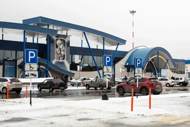 Жители Сургута часами не могут выехать из аэропорта в город Жители Сургута часами не могут выехать из аэропорта в город