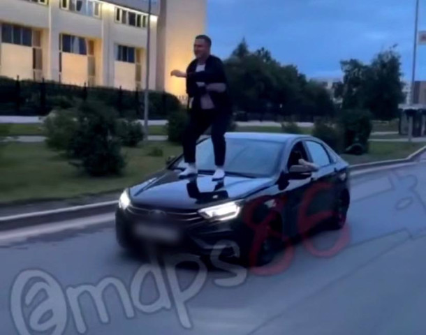 В Сургуте парни устроили танцы на капоте движущегося авто. Полицейские не оценили В Сургуте парни устроили танцы на капоте движущегося авто. Полицейские не оценили
