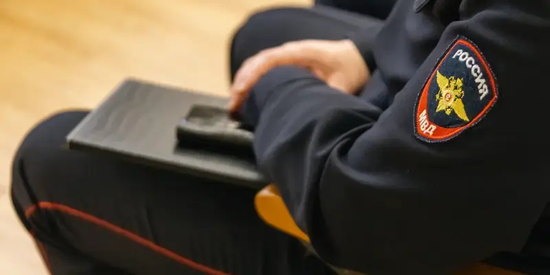 ​Зумеры толпой избили мужчину во дворе в Сургуте