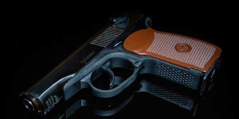 Лжеполицейский требовал у мужчины полмиллиона рублей, угрожая пистолетом в ХМАО