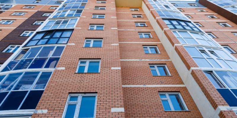 ​Женщина погибла после падения с высоты 8 этажа в Сургуте