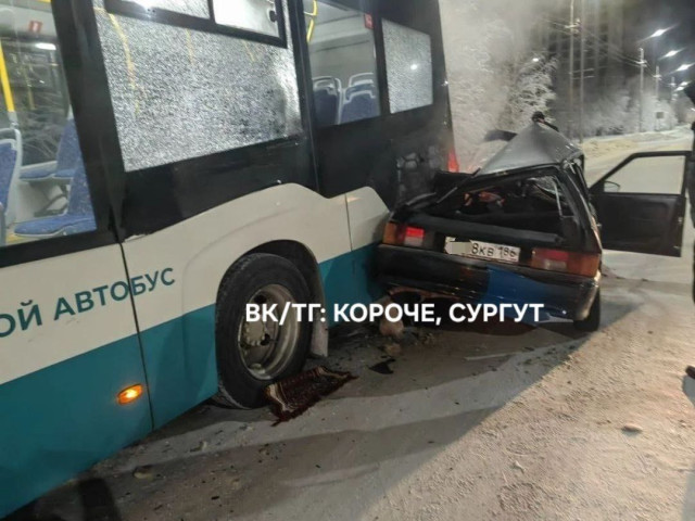Водитель легковушки залетел под автобус в Сургуте