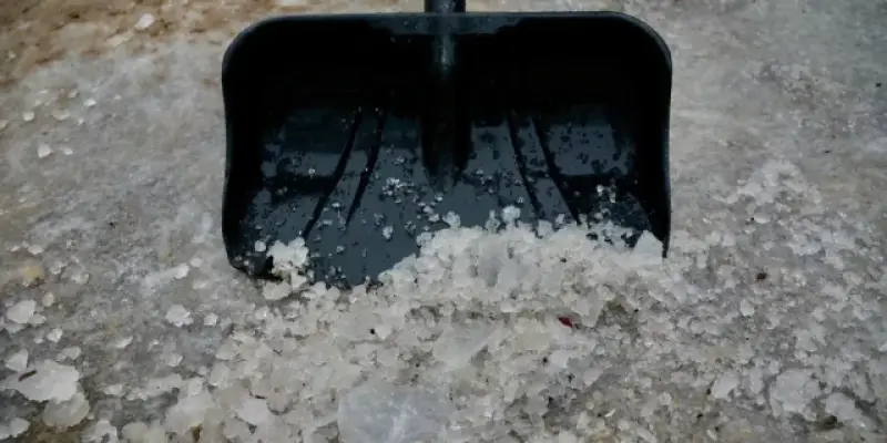 В Лянторе после происшествия с детьми очистят от снега все крыши