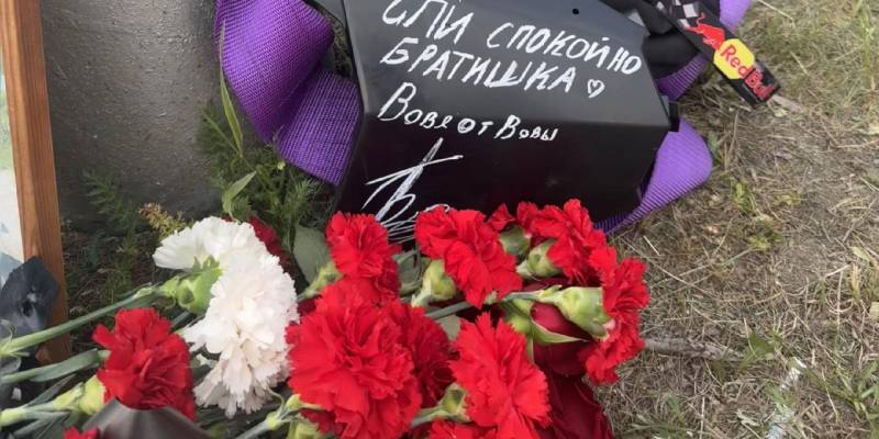 ​Стихийный мемориал в память о погибшем мотоциклисте организовали в Сургуте