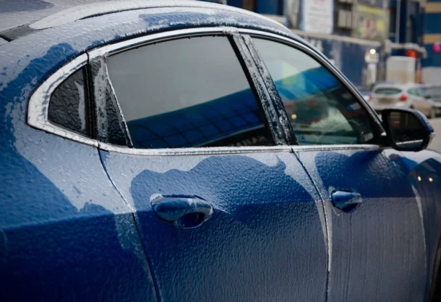 В столице ХМАО мужчина справил нужду на остановке и стал ломиться в машину с ребенком В столице ХМАО мужчина справил нужду на остановке и стал ломиться в машину с ребенком