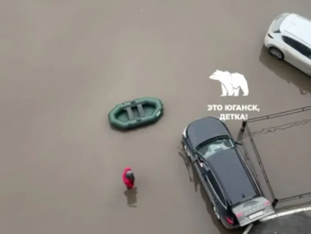 ​Люди передвигаются на лодках: Нефтеюганск сильно подтопило, работает СК