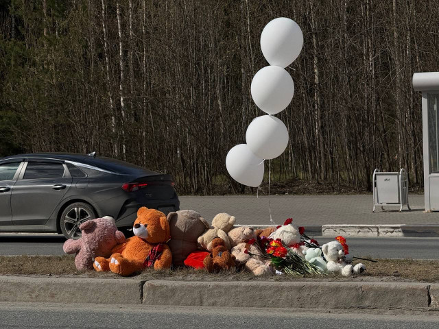 На месте гибели 10-летнего мальчика жители Сургута организовали стихийный мемориал На месте гибели 10-летнего мальчика жители Сургута организовали стихийный мемориал