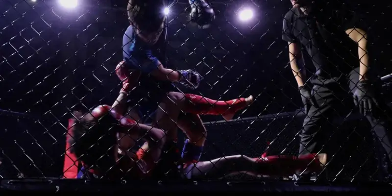 Лучшие бойцы УрФО встретились со спортсменами Сургутского района в главном турнире по ММА