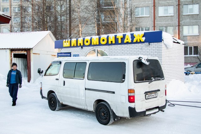 В Сургуте местные решалы «держат» шиномонтажки в стиле 80-х В Сургуте местные решалы «держат» шиномонтажки в стиле 80-х
