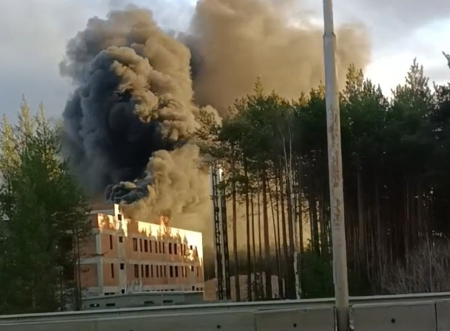 Строящееся здание нового морга загорелось в Сургуте. ВИДЕО
