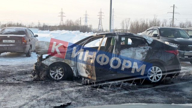 ​Иномарка полностью сгорела, пока ее хозяин пытался устроиться на работу в Сургуте