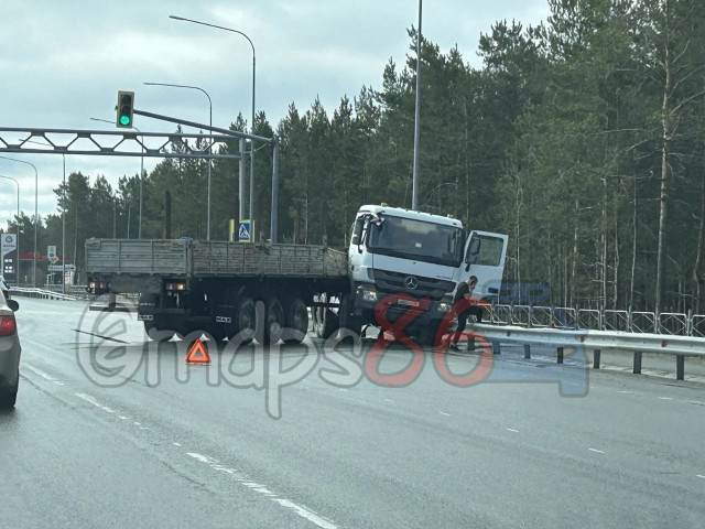 Трассу Сургут-Лянтор перекрыли из-за ДТП с грузовиком Трассу Сургут-Лянтор перекрыли из-за ДТП с грузовиком