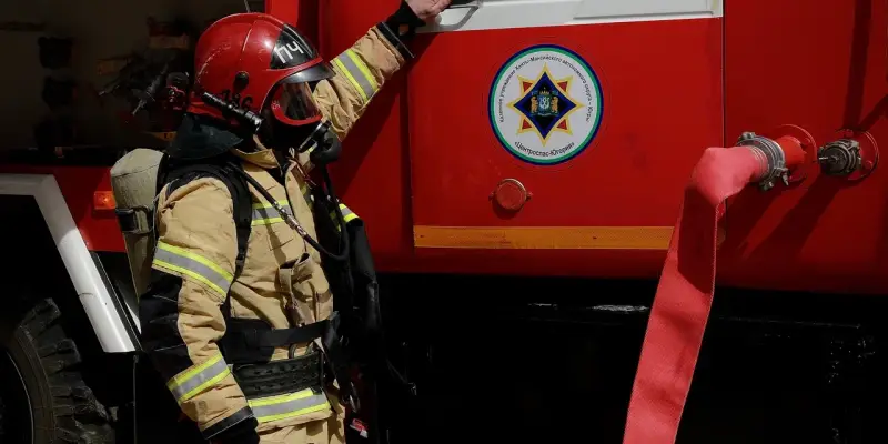 Пожарный-летчик из ХМАО спас инвалида от смерти в огне