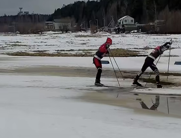 Лыжный забег по лужам: спортсмены в ХМАО прошли весенний марафон Лыжный забег по лужам: спортсмены в ХМАО прошли весенний марафон