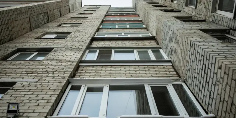 ​Мужчину, едва не выпавшего из окна, спасли полицейские в Сургуте