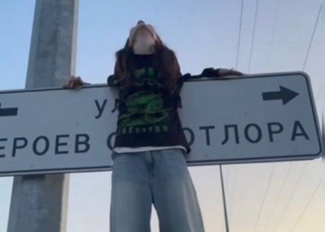 Богохульный тренд: подростки из ХМАО забираются на дорожные знаки, имитируя «распятие»