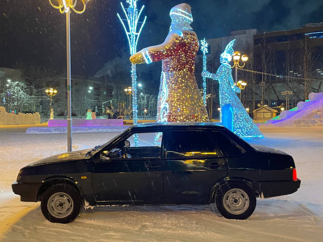 Водитель заехал на площадь ради новогоднего фото, но остался без машины в Нижневартовске