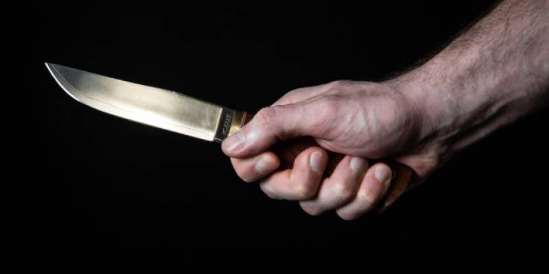 ​Изрезал девушку, а после выпал из окна многоэтажки мужчина в Нижневартовске