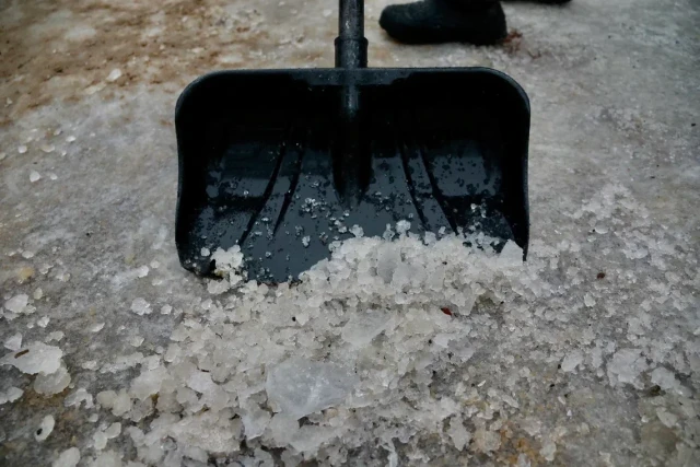 В Лянторе после происшествия с детьми очистят от снега все крыши