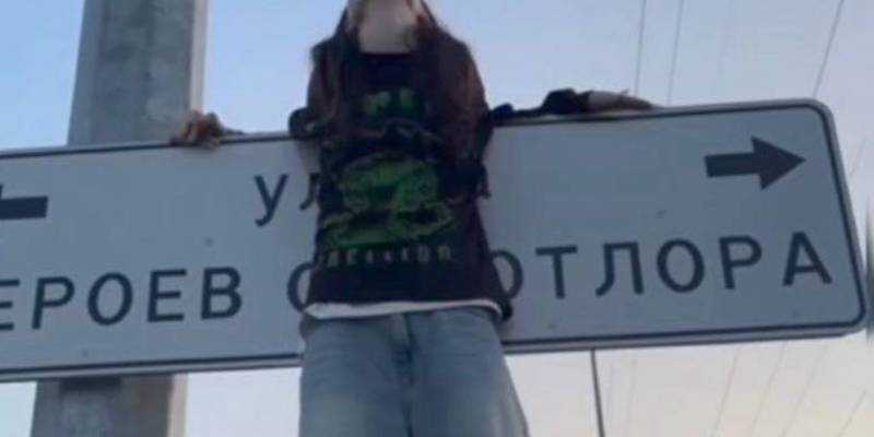 Богохульный тренд: подростки из ХМАО забираются на дорожные знаки, имитируя «распятие»