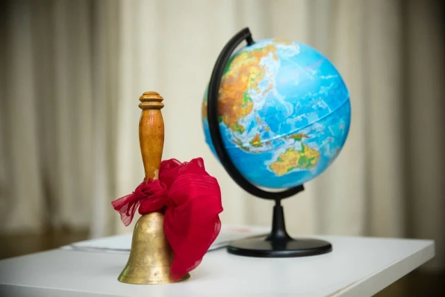 ​Школьники из Сургута начали массово травить учителей в TikTok