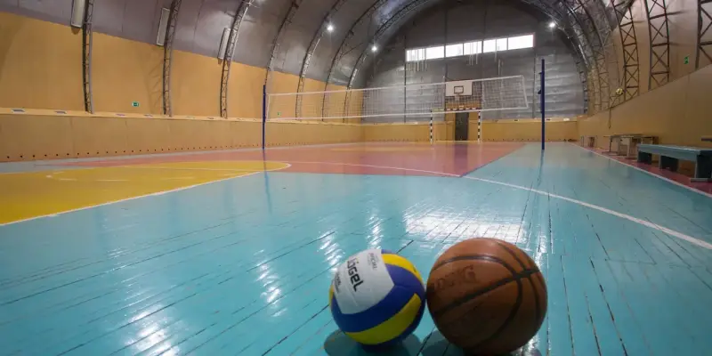 ​Сотрудники крупных компаний сражаются за победу в волейбольном турнире ГК «Сибпромстрой»