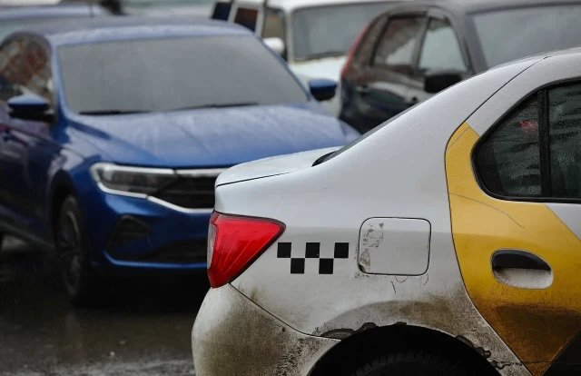 Пьяный таксист из ХМАО выгнал маму с ребенком на улицу в мороз Пьяный таксист из ХМАО выгнал маму с ребенком на улицу в мороз