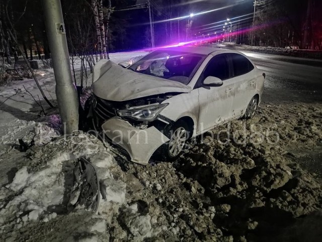 ​В Сургуте иномарка влетела в столб, есть пострадавшая