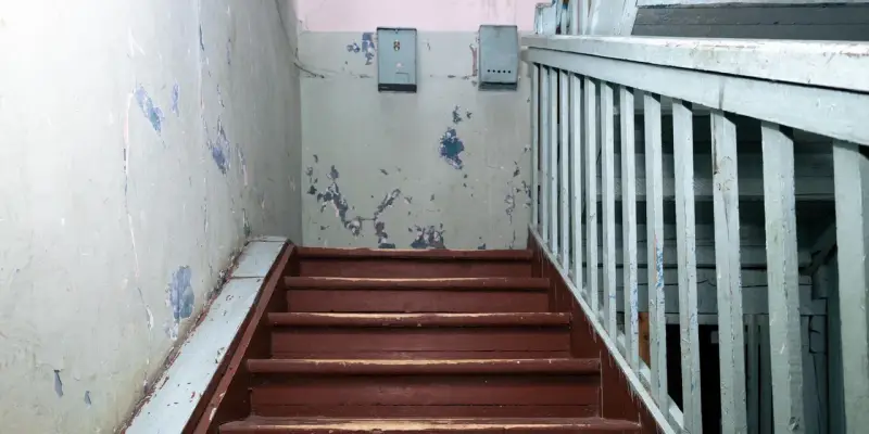 ​Мужчина с ломом разгромил подъезд и нагадил на батарею в Сургуте