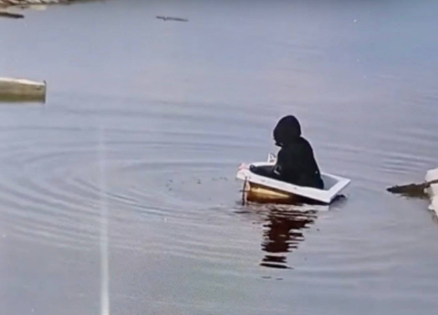 Ребенок в ванне вместо лодки плавал по реке в ХМАО. Видео Ребенок в ванне вместо лодки плавал по реке в ХМАО. Видео