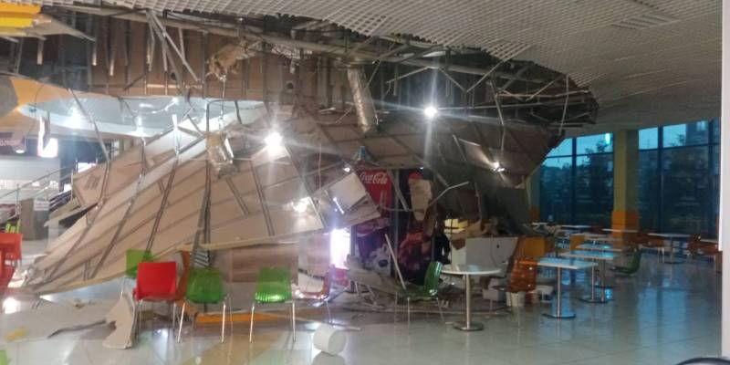 ​В ХМАО из-за дождя обвалился потолок в крупном ТРЦ