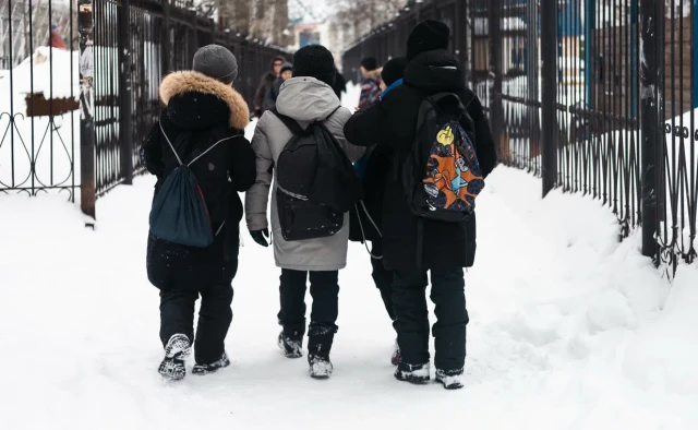 ​В Югорске школьники оставили надпись на мемориале «Воинской Славы». Видео