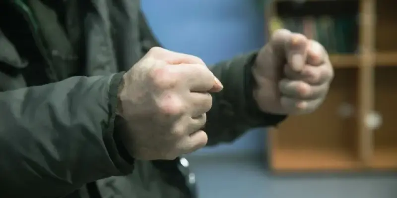 Мужчина жестоко избил женщину во дворе дома в Нижневартовске