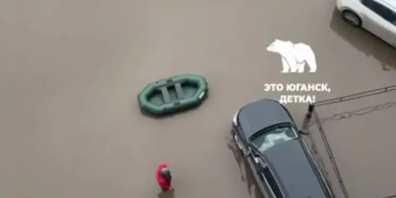 ​Люди передвигаются на лодках: Нефтеюганск сильно подтопило, работает СК