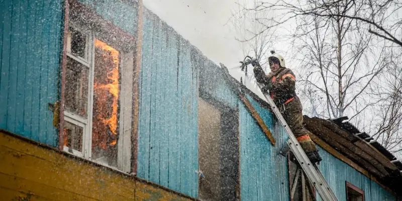 ​Пенсионерку вынесли из горящего подъезда в ХМАО