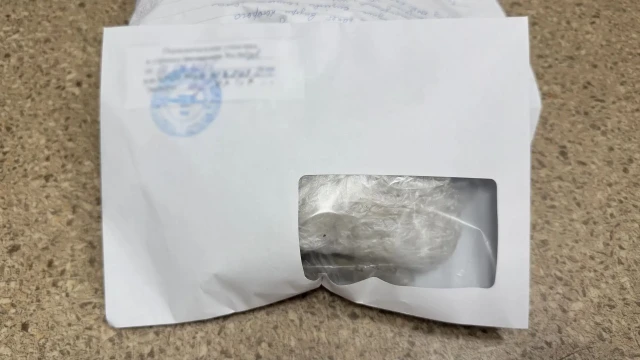 Молодых наркокурьеров с крупной партией наркотиков поймали в Сургутском районе Молодых наркокурьеров с крупной партией наркотиков поймали в Сургутском районе